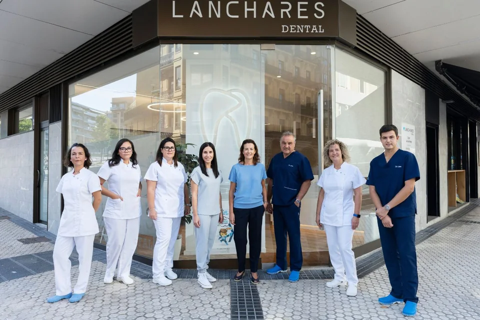 4 generaciones cuidando de tu salud bucodental · Lanchares Dental